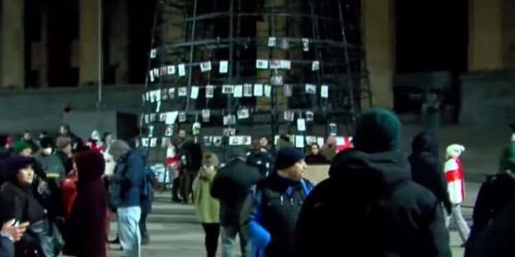 პარლამენტის წინ გზა გადაიკეტა – ნაძვის ხის კონსტრუქციაზე აქციებში დაშავებულთა ფოტოებია დამაგრებული