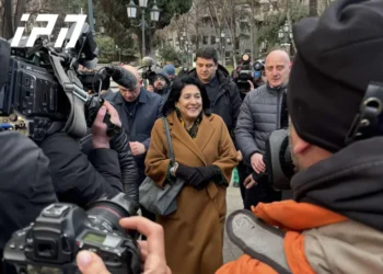 პრეზიდენტი ორბელიანების სასახლეში ფეხით, რუსთაველის გამზირის გავლით მივიდა – პარლამენტის მიმდებარედ მის გამოჩენას აქციის მონაწილეები ტაშით შეხვდნენ