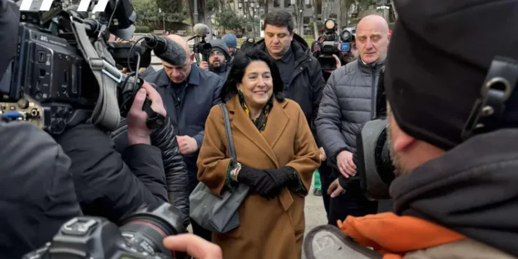 პრეზიდენტი ორბელიანების სასახლეში ფეხით, რუსთაველის გამზირის გავლით მივიდა – პარლამენტის მიმდებარედ მის გამოჩენას აქციის მონაწილეები ტაშით შეხვდნენ