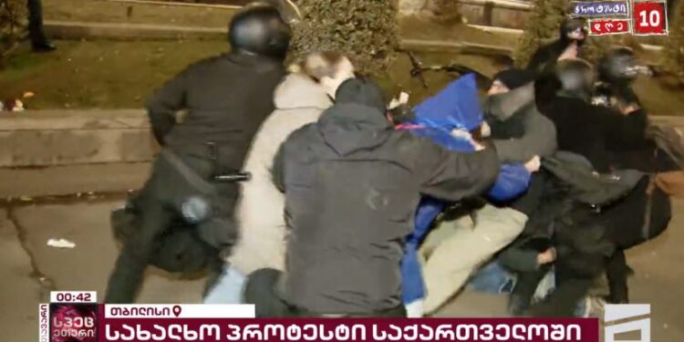 პოლიციამ აქციის მონაწილეების დაკავება დაიწყო