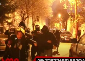 “TV პირველის” ჟურნალისტს, მაკა ჩიხლაძესა და მის ოპერატორს, გიორგი შეწირულს პირდაპირ ეთერში თავს დაესხნენ