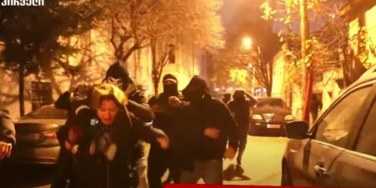 “TV პირველის” ჟურნალისტს, მაკა ჩიხლაძესა და მის ოპერატორს, გიორგი შეწირულს პირდაპირ ეთერში თავს დაესხნენ