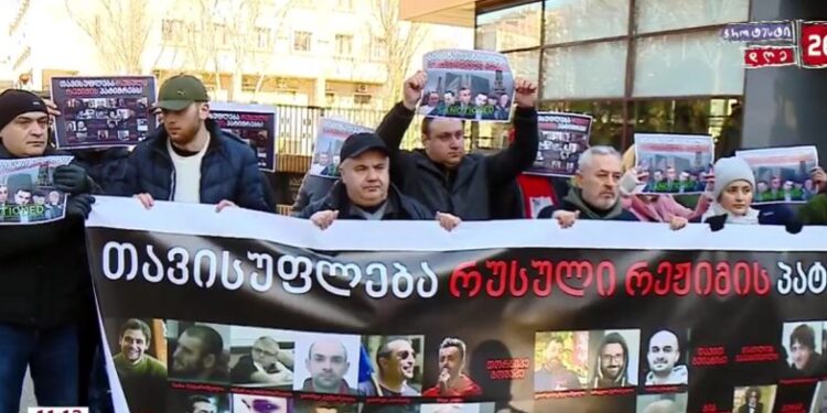 “თავისუფლება რუსული რეჟიმის პატიმრებს” – პროკურატურასთან აქცია მიმდინარეობს