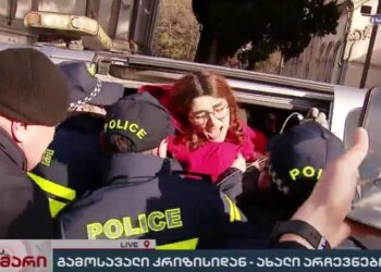 რუსთაველზე პოლიცია მოქალაქეებს ძალის გამოყენებით აკავებს