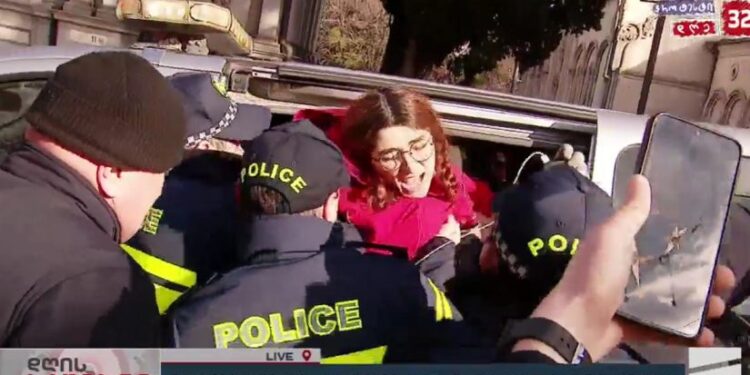 რუსთაველზე პოლიცია მოქალაქეებს ძალის გამოყენებით აკავებს