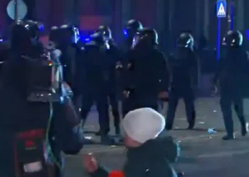 სპეცრაზმი თავისუფლების მოედნიდან რუსთაველის გამზირისკენ დაიძრა – მომიტინგეებს აფრთხილებენ, რომ დაიშალონ