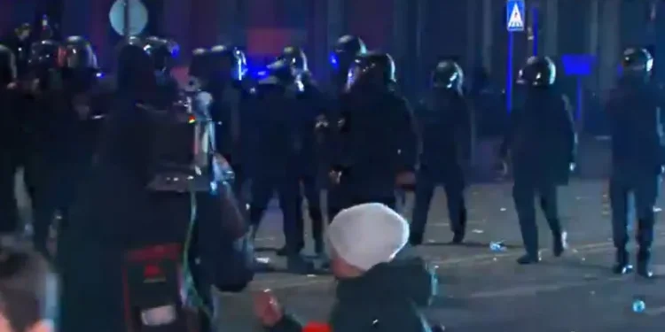 სპეცრაზმი თავისუფლების მოედნიდან რუსთაველის გამზირისკენ დაიძრა – მომიტინგეებს აფრთხილებენ, რომ დაიშალონ