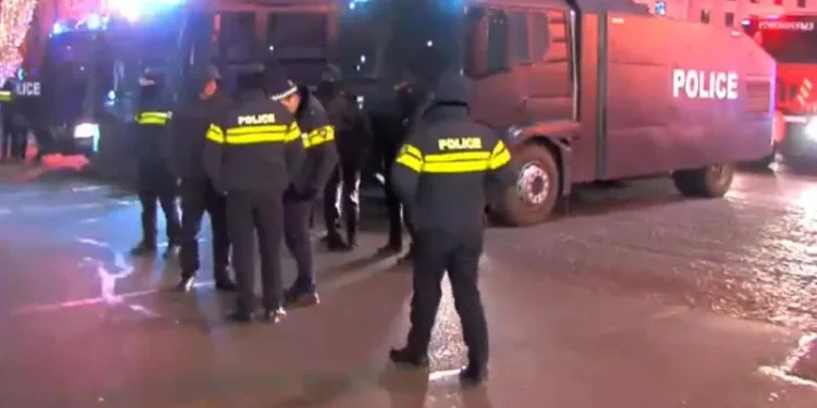 თავისუფლების მოედანზე წყლის ჭავლის მანქანები და სპეცტექნიკაა მობილიზებული