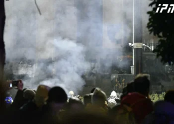 რუსთაველის გამზირის ის მონაკვეთი, სადაც პარლამენტის შენობა მდებარეობს, აქციის მონაწილეებისგან პრაქტიკულად გათავისუფლებულია – გამოიყენეს ე.წ. გაზის კაფსულები