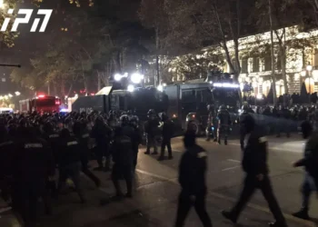 სპეცდანიშნულების რაზმი, რომელიც ცოტა ხნის წინ პარლამენტისკენ დაიძრა, უკვე საკანონმდებლო ორგანოსთან, რუსთაველის გამზირზე განლაგდა