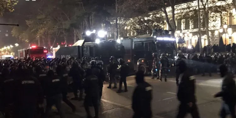 სპეცდანიშნულების რაზმი, რომელიც ცოტა ხნის წინ პარლამენტისკენ დაიძრა, უკვე საკანონმდებლო ორგანოსთან, რუსთაველის გამზირზე განლაგდა