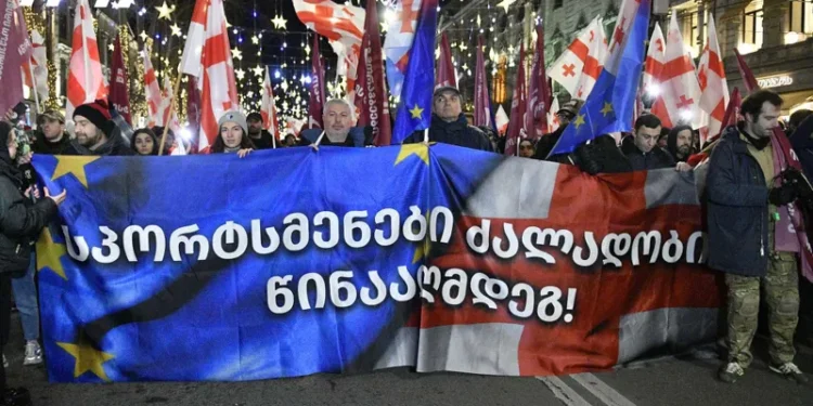 სპორტსმენების საპროტესტო მსვლელობა პარლამენტის წინ აქციის მონაწილეებს შეუერთდა