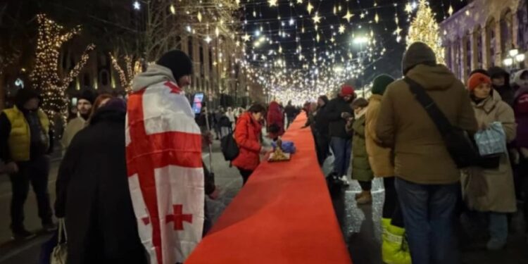 რუსთაველის გამზირზე აქციის მონაწილეებმა სუფრა გაშალეს