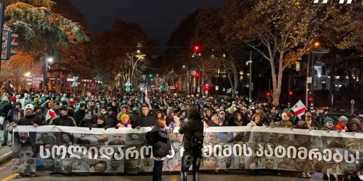 თბილისის სახელმწიფო უნივერსიტეტიდან პარლამენტისკენ საპროტესტო მსვლელობა იმართება – გადაკეტილია მელიქიშვილის გამზირი