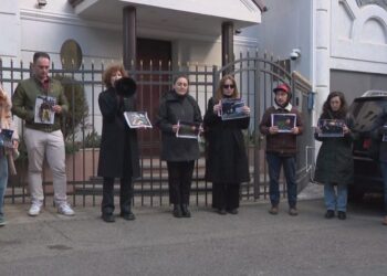 “ელჩთან მოვიტანეთ მტკიცებულებები, სადაც ნათლად ჩანს წამებისა და არაადამიანური მოპყრობის ფაქტები” – აქცია უნგრეთის საელჩოსთან