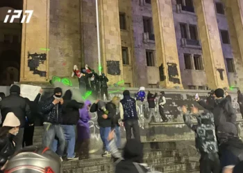 პარლამენტის წინ, სამართალდამცველებმა აქციის მონაწილეების მისამართით წყლის ჭავლი გამოიყენეს