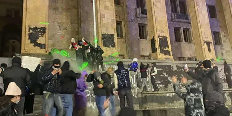 პარლამენტის წინ, სამართალდამცველებმა აქციის მონაწილეების მისამართით წყლის ჭავლი გამოიყენეს