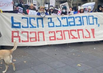 “ხელი გაუშვი, ჩემი შვილია” – რუსთაველის გამზირზე დედების საპროტესტო აქცია-მსვლელობა მიმდინარეობს