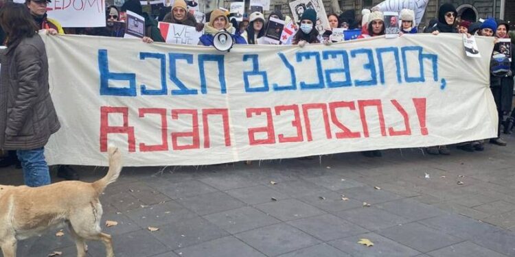“ხელი გაუშვი, ჩემი შვილია” – რუსთაველის გამზირზე დედების საპროტესტო აქცია-მსვლელობა მიმდინარეობს