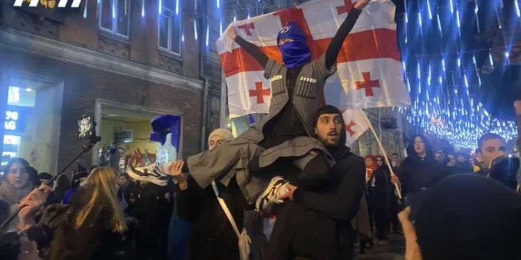 “ხორუმით ევროპისკენ” – ამ ლოზუნგით ფილარმონიიდან რუსთაველის გამზირის მიმართულებით მოცეკვავეები ხორუმის მწკრივით მსვლელობას მართავენ