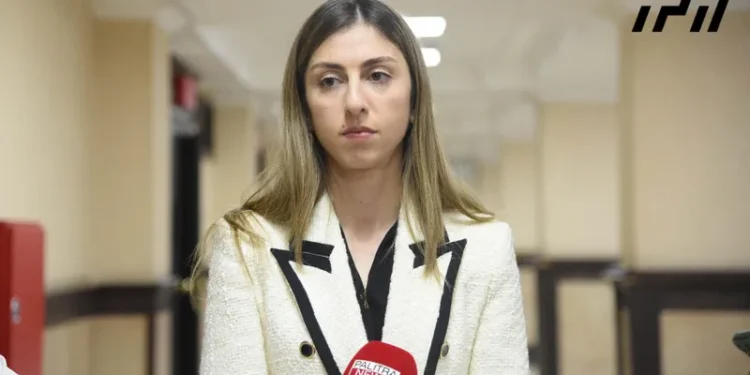 მომღერალი აჩიკო მეფარიძე დაზარალებულ ლელა ჯუღელს სახეში მუშტი ჩაარტყა და მოკვლით დაემუქრა – პროკურორი