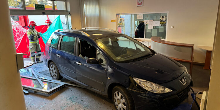 პოლონეთში, საქართველოს მოქალაქე პოლიციის შენობაში მანქანით შევარდა