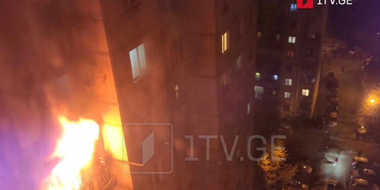 თბილისში, საცხოვრებელი კორპუსის ერთ-ერთ ბინაში ხანძარია
