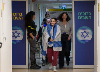 ვიდეო – „ჰამასის“ ტყვეობიდან გათავისუფლებული მძევლები ოჯახის წევრებს შეხვდნენ