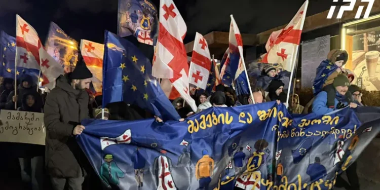 პირველი რესპუბლიკის მოედნიდან პარლამენტის მიმართულებით მამებისა და შვილების მარში მიმდინარეობს