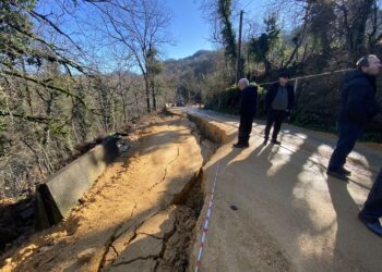 სოფელ ფამფალეთში ჩაკეტილ გზაზე მძღოლები თვითნებურად გადაადგილდებიან