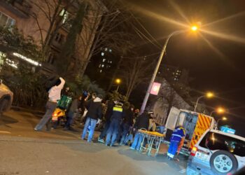 ავტოსაგზაო შემთხვევა თბილისში – ავტომობილი კურიერს დაჯახა