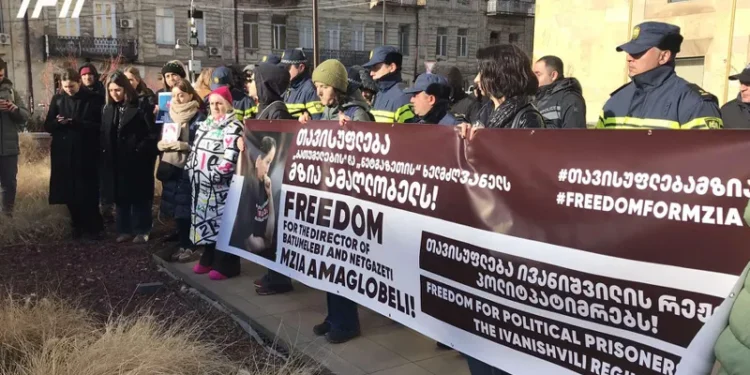 მთავრობის სხდომის პარალელურად, მთავრობის ადმინისტრაციასთან მზია ამაღლობელის მხარდამჭერი აქცია მიმდინარეობს