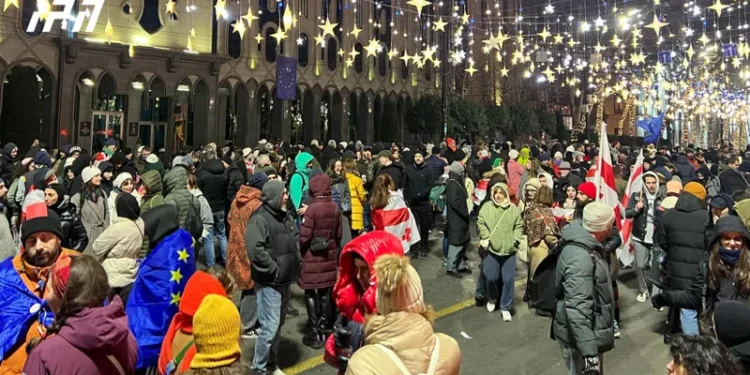 პარლამენტის შენობასთან საპროტესტო აქციის მონაწილეები კვლავ შეიკრიბნენ