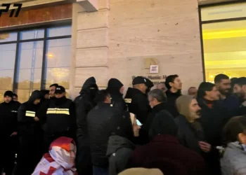 მოსამართლეები რესტორანს პროტესტის ფონზე პოლიციის კორდონის საშუალებით ტოვებენ