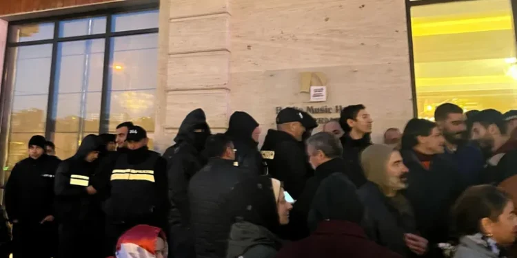 მოსამართლეები რესტორანს პროტესტის ფონზე პოლიციის კორდონის საშუალებით ტოვებენ