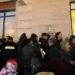 მოსამართლეები რესტორანს პროტესტის ფონზე პოლიციის კორდონის საშუალებით ტოვებენ