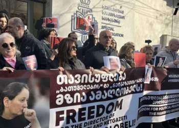 მედიის წარმომადგენლები სპეციალურ საგამოძიებო სამსახურთან მზია ამაღლობელის მხარდამჭერ მორიგ აქციას მართავენ