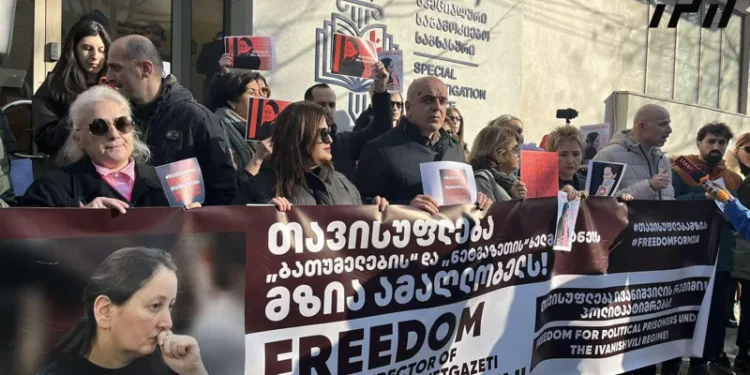 მედიის წარმომადგენლები სპეციალურ საგამოძიებო სამსახურთან მზია ამაღლობელის მხარდამჭერ მორიგ აქციას მართავენ