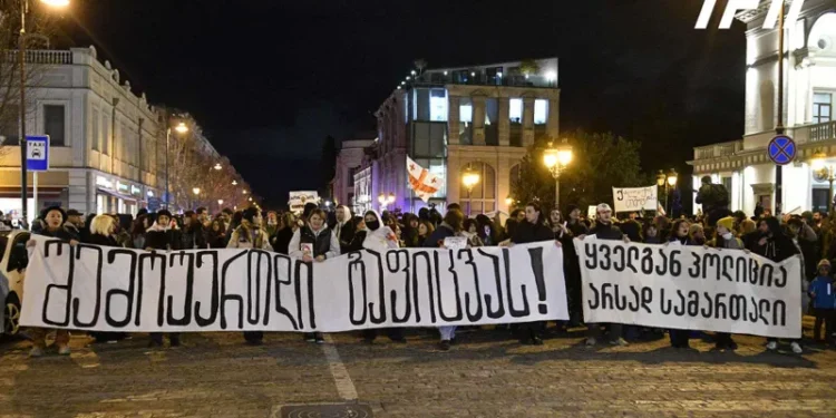 “თეატრი და მაყურებელი ტირანიის წინააღმდეგ” – თბილისში მსახიობების მარში მიმდინარეობს