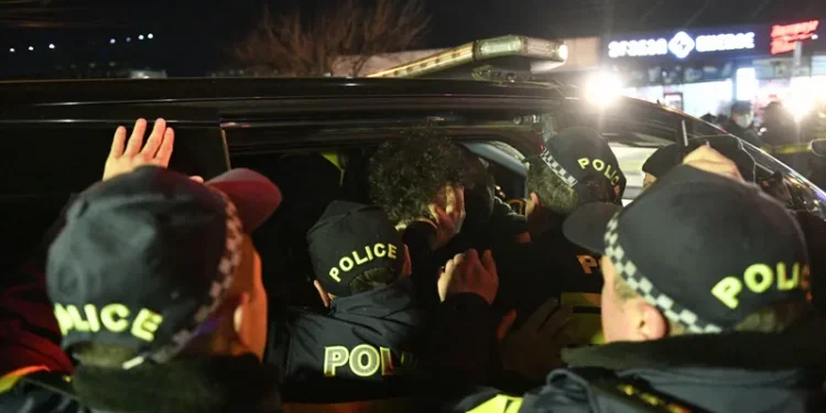 რესტორან „ბაბილოსთან“ ვითარება პერიოდულად იძაბება – პოლიციამ აქციის რამდენიმე მონაწილე დააკავა