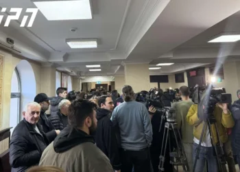 საპროტესტო აქციაზე დაკავებულმა პირებმა და მათმა ადვოკატებმა სასამართლოს სხდომათა დარბაზი პროტესტის ნიშნად დატოვეს