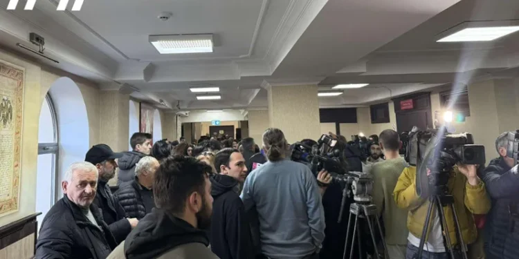 საპროტესტო აქციაზე დაკავებულმა პირებმა და მათმა ადვოკატებმა სასამართლოს სხდომათა დარბაზი პროტესტის ნიშნად დატოვეს