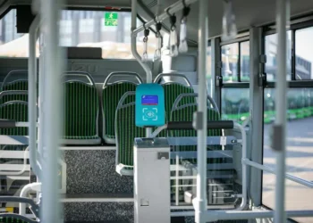 მოქალაქეების ინფორმაციით, თბილისში, ავტობუსებსა და მიკროავტობუსებში საქართველოს და ევროკავშირის ჰიმნები, ასევე, პოლიტიკოსების სხვადასხვა შინაარსის ხმოვანი შეტყობინებებია ჩართული