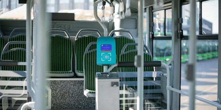 მოქალაქეების ინფორმაციით, თბილისში, ავტობუსებსა და მიკროავტობუსებში საქართველოს და ევროკავშირის ჰიმნები, ასევე, პოლიტიკოსების სხვადასხვა შინაარსის ხმოვანი შეტყობინებებია ჩართული