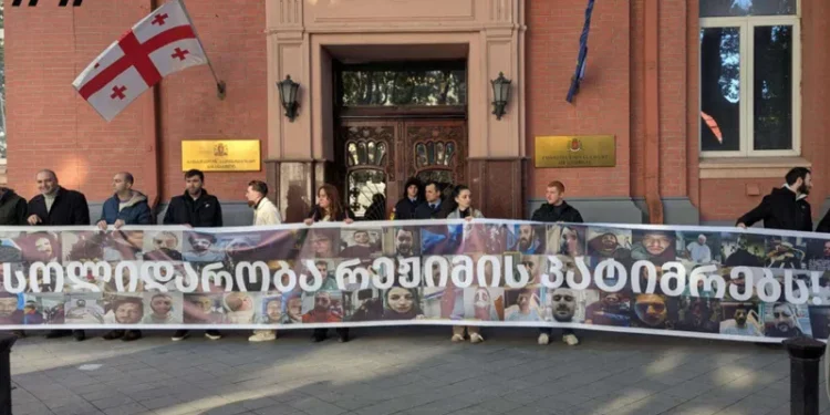 „სოლიდარობა რეჟიმის პატიმრებს“ – საკონსტიტუციო სასამართლოსთან საპროტესტო აქცია მიმდინარეობს