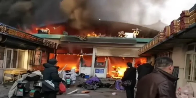 8 ადამიანი ემსხვერპლა ბოსტნეულის ბაზარში გაჩენილ ხანძარს, ჩინეთში