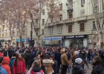 იფიცება საქართველო – მოქალაქეებმა ჭავჭავაძის გამზირი და რესპუბლიკის მოედანი გადაკეტეს