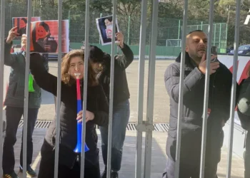 ირაკლი კობახიძეს მიხეილ მესხის სახელობის სტადიონზე მედიის წარმომადგენლები საპროტესტო აქციით დახვდნენ