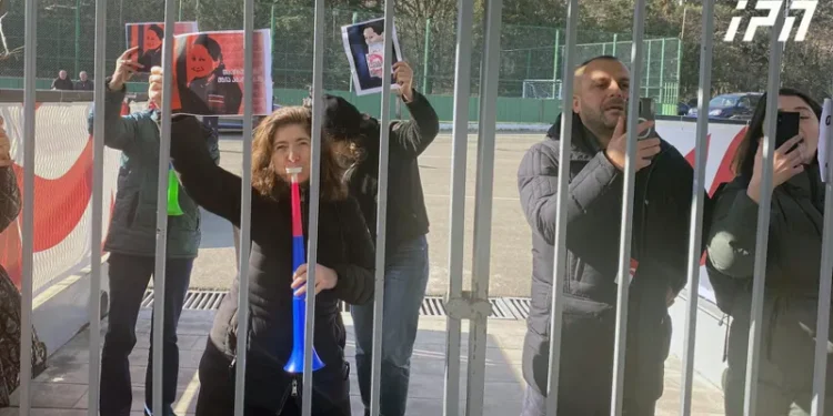 ირაკლი კობახიძეს მიხეილ მესხის სახელობის სტადიონზე მედიის წარმომადგენლები საპროტესტო აქციით დახვდნენ