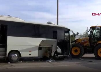 ავტობუსი, რომელსაც ფეხბურთელი ბავშვები და მათი მშობლები გადაჰყავდა, ტრაქტორს შეეჯახა – ავარია თურქეთში
